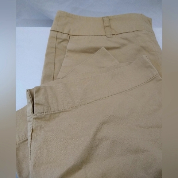 New York & Company Khaki Bermuda stretch flat front shorts size 10 - Picture 3 of 6